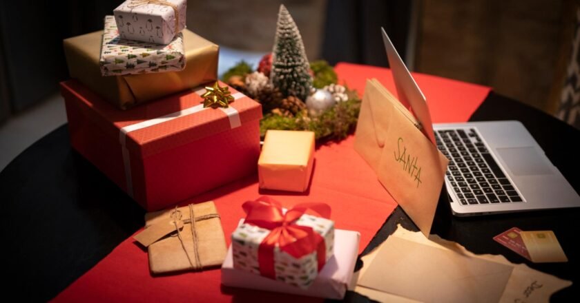 Spreading Cheer and Gratitude: B2B Holiday Strategies for Christmas 2025